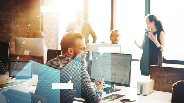 Osoba pisząca w notatniku, symbolizująca świadome planowanie.